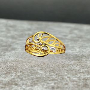 Anillo Delicado de Oro con Diseño de Hojas en Capas |   Acentos de Dos Tonos y Trabajo de Grabado Abstracto |   Joyería Ligera de 2.150 Gramos - Product Image 1