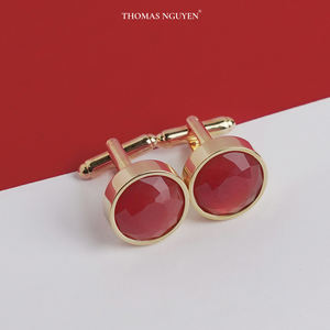 Une paire de boutons de manchette plaqués or 18 carats pour hommes avec pierres précieuses en agate rouge facettées Fengshui (MSDADOG005) de la collection Tinh Vu - Product Image 1