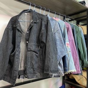 Venta al por mayor de jeans, camisetas, chaquetas y gorras usados en fardos, calidad grado A, ropa de segunda mano limpia y clasificada para tiendas de segunda mano y organizaciones benéficas. - Product Image 3