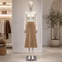 Mannequin féminin élégant avec corps recouvert de tissu et bras articulés en bois