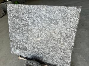 Tuile et dalle de granit flammé noir poli majestueux Exportation de pierre naturelle de qualité Cuisine moderne Utilisation extérieure Formes de grandes dalles - Product Image 3