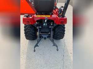 2023 MASSEY FERGUSON Tracteur compact GC1723E avec pompe et boîte de vitesses Nouveau modèle - Product Image 4