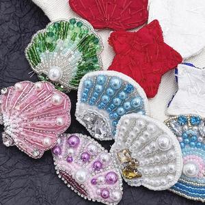 Broche de sapin de Noël en broderie de perles de graines personnalisée faite à la main, design unique, broche en perles, cadeau de fête, présenté par glowin fashion - Product Image 1