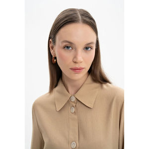 Vestido Casual Elegante de Lino y Viscosa Color Camel con Detalle de Botones - Product Image 5
