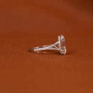 แหวนหมั้นสไตล์คลาสสิกสีทอง18K พร้อมรัศมีที่ซ่อนอยู่แหวนตัดวงรีทำจากเพชรผ่านการรับรอง IGI - Product Image 5