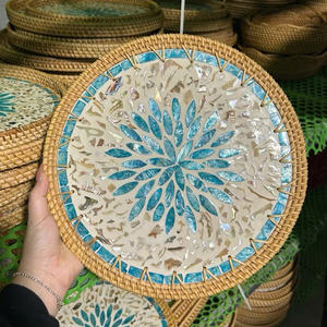 Vente en gros directe d'usine, logo personnalisé, Vietnam, dessous de plat rond en rotin, fait à la main avec mosaïque de nacre - Product Image 1