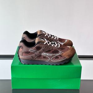 Zapatos deportivos de estilo europeo retro, sencillos, con cordones, forro de malla, antideslizantes, transpirables, suaves, modernos y a la moda. - Product Image 1