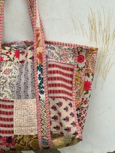 Bolsa de Mano de Algodón Acolchada con Diseño de Patchwork, Tamaño Grande/Pequeño para Compras y Uso Diario, Hecha en Rajastán - Product Image 4