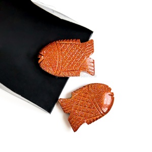 Pierres précieuses en forme de poisson en pierre de soleil brillante, pierres de soleil, perles en vrac pour la fabrication de bijoux, breloques sculptées à la main, 30 mm, en provenance d'Inde - Product Image 1