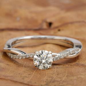 Elegante Anillo de Halo con Circonita Cúbica, Corte Redondo, Banda Trenzada, Joyería de Plata 925, Anillo de Boda para Mujer - Product Image 1