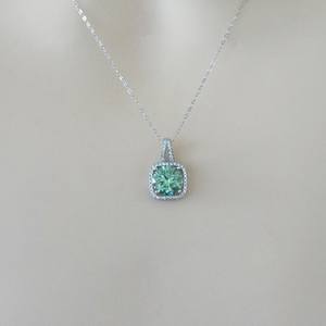 Collier pour femme Tishya en argent 925 avec diamant rond de 0,5 ct en moissanite verte avec pendentifs en or et en or rose - Product Image 1