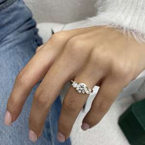 Anillo de Compromiso con Tres Diamantes Redondos Cultivados en Laboratorio de 2.50 Quilates, Color EF, Claridad VS, con Certificado IGI - Product Image 4