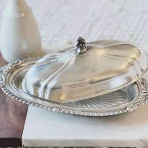 Beurrier en acier inoxydable brillant avec couvercle bombé et base sécurisée, idéal pour l'affichage de la table du petit-déjeuner moderne - Product Image 1