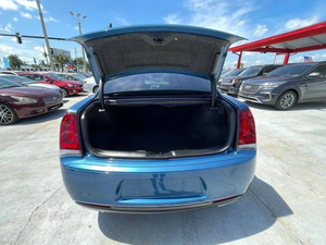 Chrysler 300 Tour Sedan 2023 d'occasion, propulsion arrière, transmission automatique - Product Image 5