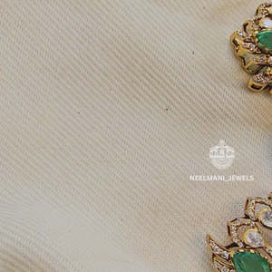 Pendentif Paon et Boucles d'Oreilles Assorties, Pièce de Bijouterie Élégante et d'Collection Culturelle - Product Image 2