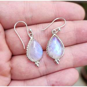 ต่างหูรูปหยดน้ำทำมือจากมูนสโตนสีรุ้ง เงินแท้ประดับทอง ของขวัญปีใหม่สุดพิเศษ - Product Image 1