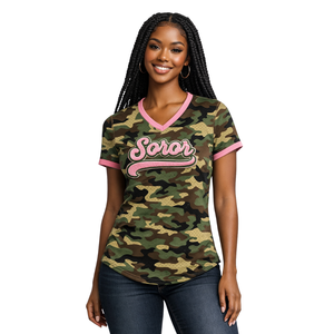 Jersey de Béisbol Tipo Pullover con Estampado de Camuflaje para Hermandad Universitaria, Color Rosa y Verde, Estilo Casual y Elegante para Mujeres - Product Image 1