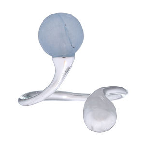 Anillo abierto de Calcedonia teñida ajustable cautivador con gota de plata Fabricante de Tailandia - Product Image 2