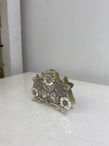 Porte-serviettes en argent à motif floral pour table à manger, comptoir de cuisine, décoration de la maison, accueil d'invités et utilisation pour recevoir - Product Image 2