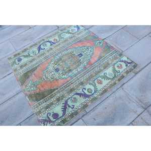 พรมปูพื้นลายปะติดสีแดงวินเทจ ขนาด 3.7x3.7 ฟุต พร้อมแผ่นรองหลังทำจากยางพารา เป็นมิตรต่อสิ่งแวดล้อม เหมาะสำหรับตกแต่งบ้าน - Product Image 3