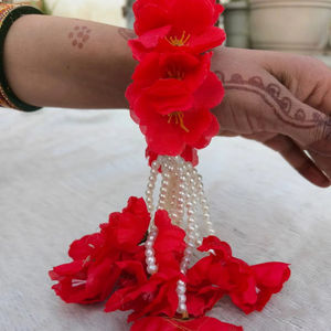 Brazaletes de joyería floral artificial Pulsera de joyería de flores de seda roja para Haldi Mehndi Floral Kaleere Gajray Regalo de boda - Product Image 3