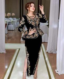 Ensemble de veste et lehenga en satin de velours pour mariée, inspiré de l'Algérie et de la Turquie, avec broderies perlées, tenue de créateur haut de gamme, luxueux pour mariages et fêtes - Product Image 1