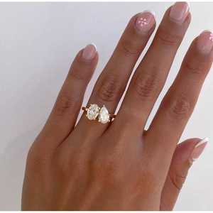 Anillo de Compromiso con Diamantes Cultivados en Laboratorio Certificados por IGI, Toi Et Moi en Forma Ovalada y de Pera, Oro Amarillo - Product Image 5