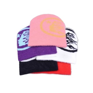 Bonnets unisexe d'hiver en mohair noir à bordure rouge avec logo personnalisé Bonnet d'hiver tricoté de couleur unie bon marché Bonnet en acrylique vierge OEM - Product Image 4