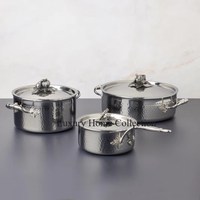 Casserole et chauffe-plats Ruffoni argentés, brillants, polis, attrayants, avec différentes tailles et logos, design martelé, pour la cuisson à la cocotte.