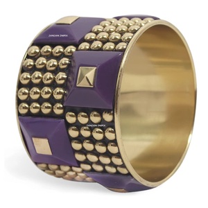 Brazalete de Latón Brillante con Cuentas Piramidales de Resina Colorida y Tachuelas de Latón Dorado, Joyería Artesanal para Mujer - Product Image 1