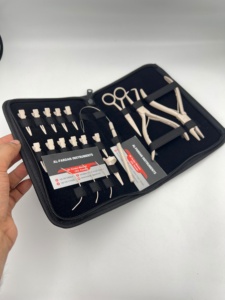 Kit d'outils pour extensions de cheveux couleur beige nude, en acier inoxydable de qualité chirurgicale, avec logo personnalisé, pinces, clips métalliques à boucle, ciseaux, aiguilles - Product Image 4