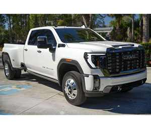 Camioneta Usada 2024 con Bajo Kilometraje y Transmisión Automática - Product Image 1