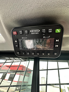 Chargeuse compacte sur pneus Case SR240B 2025 avec accessoires et option hydraulique auxiliaire à haut débit – Distributeur près de chez moi - Product Image 4