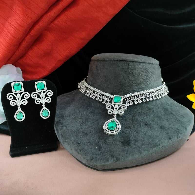 สีเขียวนกยูง