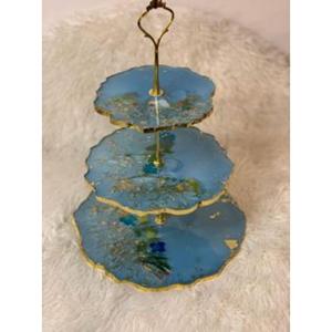 Soporte para pasteles de resina bellamente elaborado con material seguro para alimentos, ideal para decorar mesas de postres de boda - Product Image 5