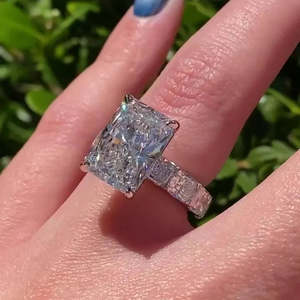 Bague de fiançailles pour femme en diamant de laboratoire radiant certifié IGI de 6,00 carats avec côtés allongés en forme de coussin - Product Image 5