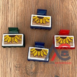 Pinzas para el pelo de cuero grabadas hechas a mano con estilo occidental para mujer - Product Image 1