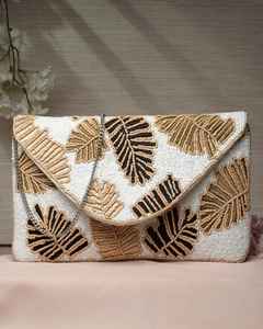 Mini porte-monnaie artisanal en perles de rocaille avec broderie florale complexe, forme carrée, léger et personnalisable avec logo sur mesure - Product Image 2