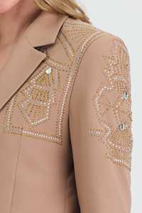 Ensemble de costume beige pour femmes de qualité supérieure avec blazer et pantalon à épaules cloutées pour femmes vêtements de bureau tissés de luxe perlés/prêts à être expédiés - Product Image 5