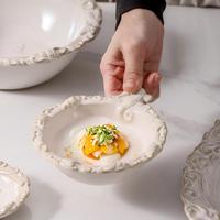 Klassische Relief-Porzellan-Platzteller mit massivem Barock-Gravurdesign, rundes Geschirrset für Hochzeiten und Partys