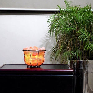 Lámpara de sal del Himalaya con diseño personalizado Color Cesta de hierro y Chunk Feng Shui Pyramid Style Artesanías naturales - Product Image 3