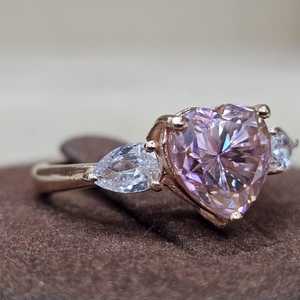 Anillo de Compromiso de Plata de Ley 925 con Incrustaciones de Moissanita Rosa en Forma de Corazón, Certificado por GRA, VVSD Original, Chapado en Oro Rosa - Product Image 3