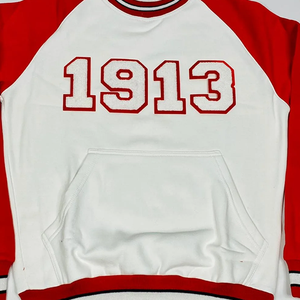 DST 1913 Chenille Crewneck |   Pull en polaire unisexe rouge et blanc à manches raglan, hiver, éco-responsable, avec écusson brodé Année de fondation sur le devant - Product Image 5