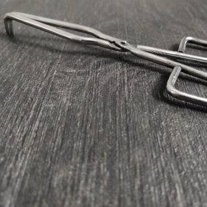 Pinces en acier inoxydable de qualité supérieure, revêtement poudré, avec trous, pour utilisation en laboratoire, pour soulever des tubes, des creusets, etc. - Product Image 1