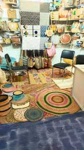 Vente en gros de sacs fourre-tout personnalisés pour femmes grands sacs en jute laminé fermeture à glissière chaîne broderie résistant à l'eau doublure en coton personnalisé - Product Image 4