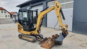 Miniexcavadora CAT 302.2D usada de 2.1 toneladas con 4 cucharones, excavadora hidráulica compacta para proyectos de paisajismo y servicios públicos en venta - Product Image 4