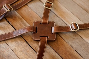 Tablier en cuir avec logo de haute qualité, taille adulte, réglable, dos croisé avec poches LPN-0072 - Product Image 5