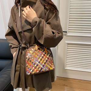 กระเป๋าสะพายข้างผู้หญิงสไตล์วินเทจใหม่ ทันสมัย ทำจากหนัง PU ทอ ทนทาน ใช้ซิปเดียว เหมาะสำหรับการเดินทาง ช้อปปิ้ง ชีวิตประจำวัน และกิจกรรมกลางแจ้ง - Product Image 1