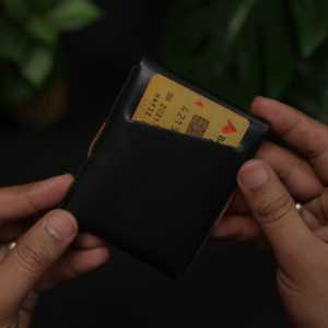 WF Leathercraft No. Cartera Delgada Todo en Uno 101, Hecha y Cosida a Mano, Negra con Color Bronceado - Product Image 2