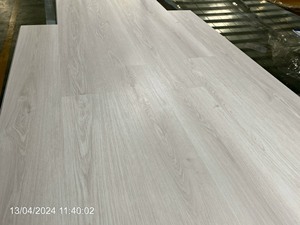 Tablón de vinilo antideslizante 100% virgen 4mm 5mm 6mm IXPE SPC brillante entrelazado decoración del hogar precio al por mayor hecho en Vietnam - Product Image 2